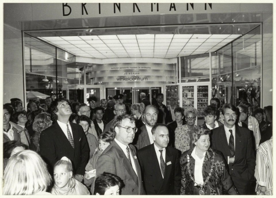 Brinkmann-passage. Genodigden bezichtigen als eerste het gerenoveerde winkelcentrum. Op de foto o.a. Ron Brandsteder, ABP stafleden Moorman en Rietveld en burgemeester E.M.A. Schmitz. NL-HlmNHA 54023569