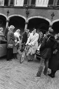 Brinkhorst (D66) met racefiets op het Binnenhof, Bestanddeelnr 931-7767