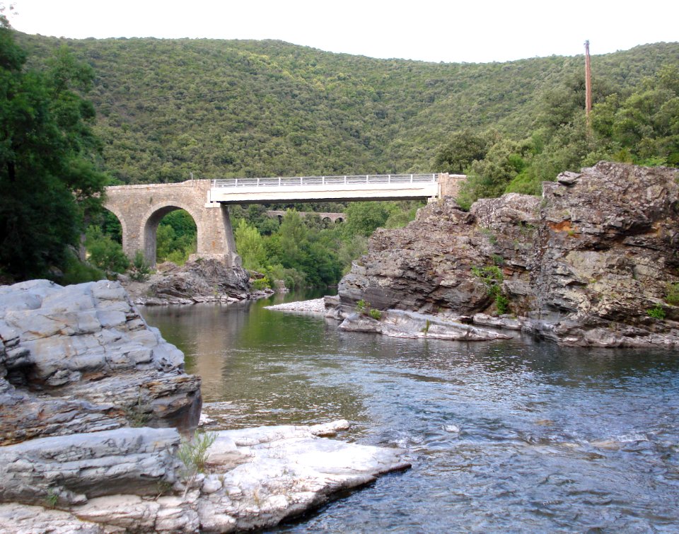 Bridge Pont-de-Selle and (background) bridge Pont-d'Hérault