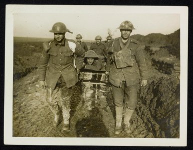 Bringing in a wounded Canadian through the mud, Bestanddeelnr 158-1156