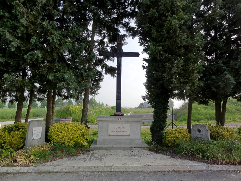 Brienne-sur-Aisne (Ardennes) Croix de chemin, memorial de guerre