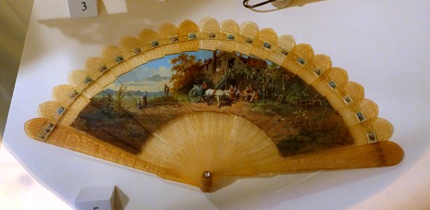 Brisé fans with painting, Frankfurt, c. 1900 AD, horn, from the collection of Princess Viktoria Luise of Prussia - Braunschweigisches Landesmuseum - DSC04909