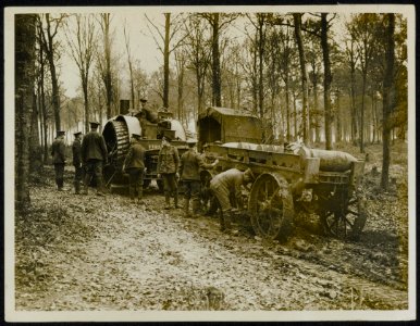 Bringing up big shells for our guns, Bestanddeelnr 158-0061