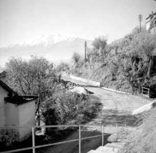 Brione Veldweg met oud huis, besneeuwde bergtoppen op de achtergrond, Bestanddeelnr 254-4855