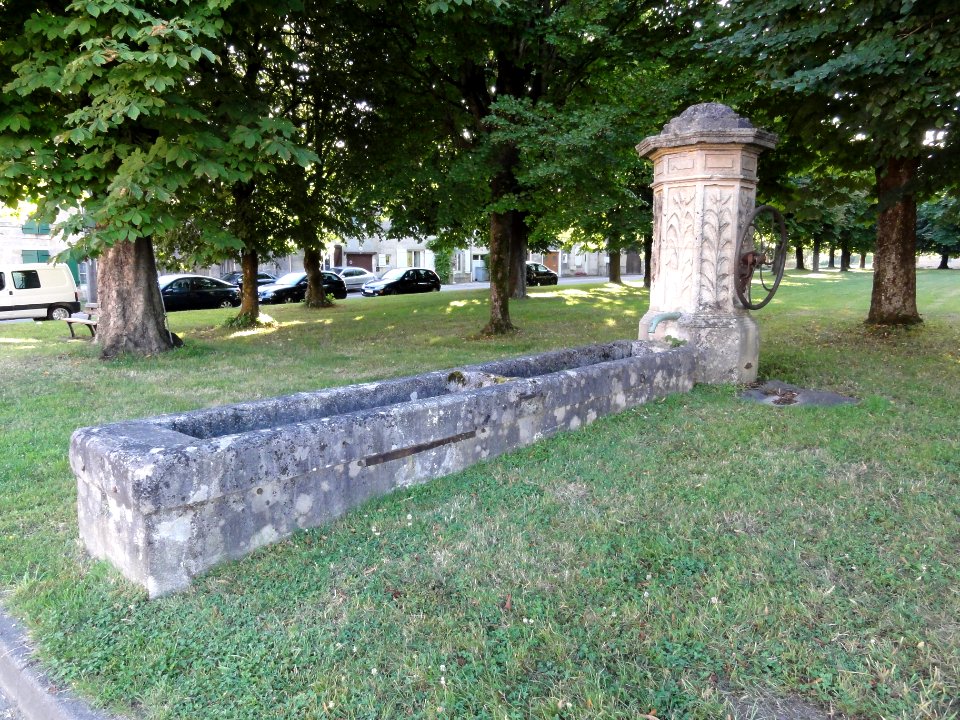 Brillon-en-Barrois (Meuse) pompe-fontaine 01