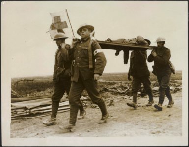 Bringing in the wounded under the Red Cross flag after the great battle of the 1, Bestanddeelnr 158-2600