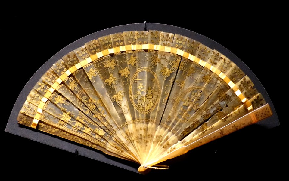 Brisé fan, China, 1800-1850, tortoiseshell - Museu do Oriente - Lisbon, Portugal - DSC06839