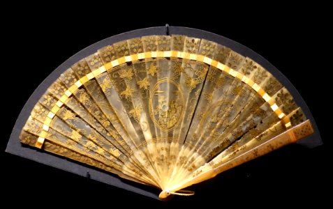 Brisé fan, China, 1800-1850, tortoiseshell - Museu do Oriente - Lisbon, Portugal - DSC06839
