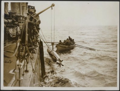 Bringing torpedo back to a destroyer after a practice run, Bestanddeelnr 158-2673