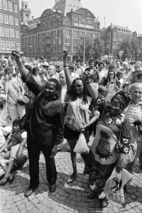 Briefkaartenactie FNV ter herdenking Soweto op de Dam in A'dam Zuid-Afrikanen b, Bestanddeelnr 933-6877