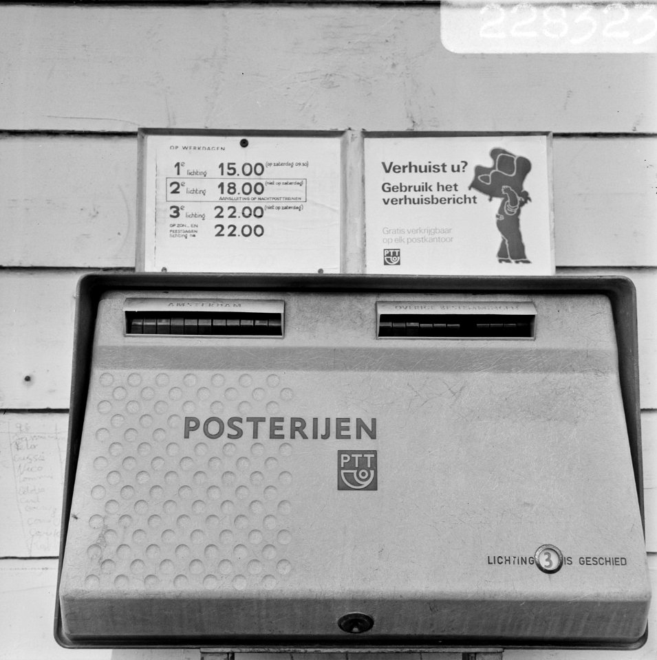 Brievenbus (Amsterdam) met bord lichtingstijden, Bestanddeelnr 922-8323