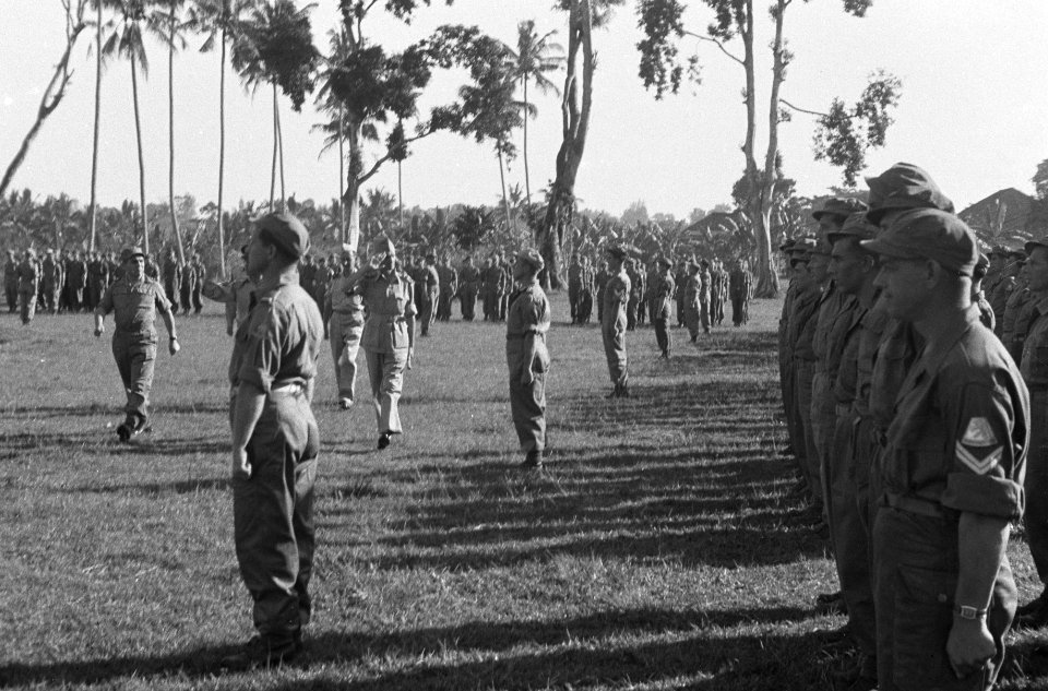 Brigadecommandant kolonel Van Langen inspecteert de troepen, Bestanddeelnr 1630-1-2