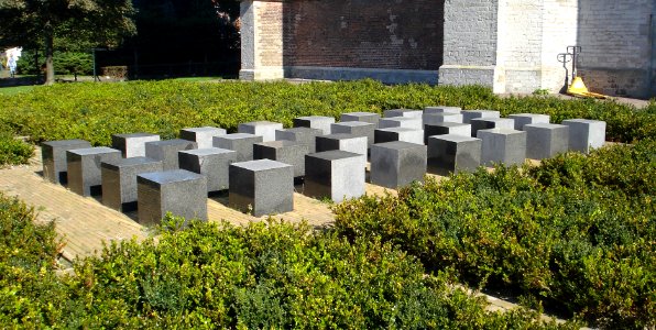 Brielle kunstwerk veld van 32 kubussen