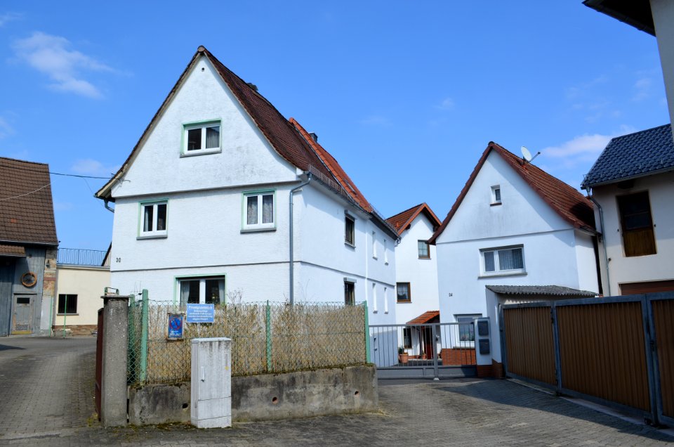 Bremthal, Wiesbadener Straße 26, 28, 30