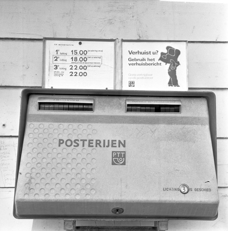 Brievenbus (Amsterdam) met bord lichtingstijden, Bestanddeelnr 922-8322