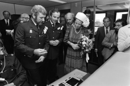 Brigadier Debets (l), hoofdinspecteur van politie dhr. F.H.C.Born, Beatrix (r) t, Bestanddeelnr 931-0039