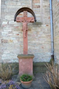 Bremthal, Katholische Kirche, Kreuz links neben dem Eingang