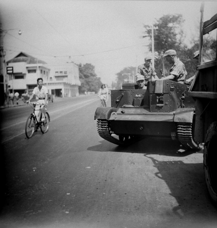 Bren-carrier in de straten van Soerakarta, Bestanddeelnr 11041