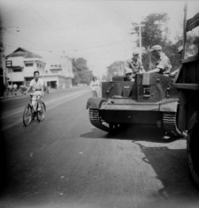 Bren-carrier in de straten van Soerakarta, Bestanddeelnr 11041