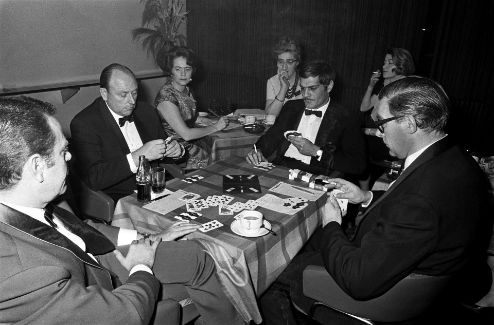 Bridge demonstratie van Omar Sharif in RAI, v.l.n.r. Van Heusden , Omar Sharif ,, Bestanddeelnr 920-9137