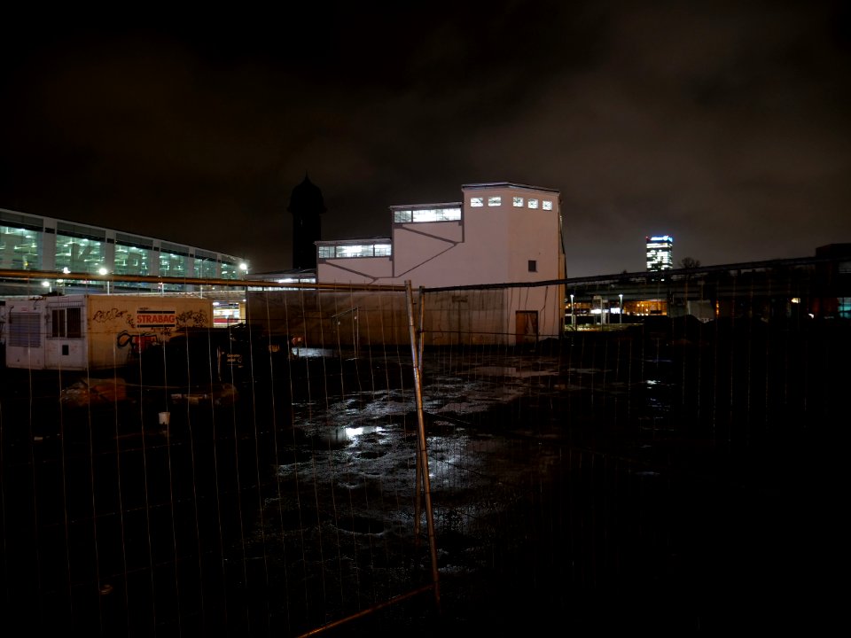 Bridge in the west of Bahnhof Berlin Ostkreuz at night 02