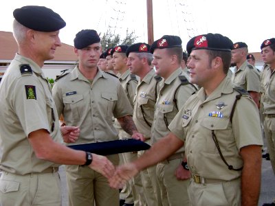 Brigadegeneraal-der-mariniers-dick-swijgman-feliciteert-een-van-de-onderscheidene (1)