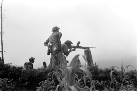 Bren machinegeweerschuutter schiet op een doel. Achter hem twee andere militair, Bestanddeelnr 2856