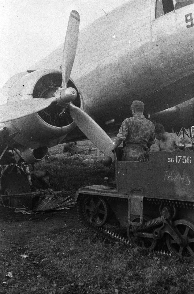 Bren-carrier bij transportvliegtuig, Bestanddeelnr 414-4-3