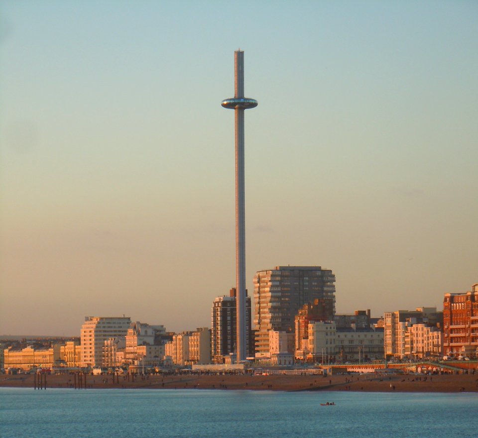 Brighton i360 (December 2016, seen from Palace Pier)