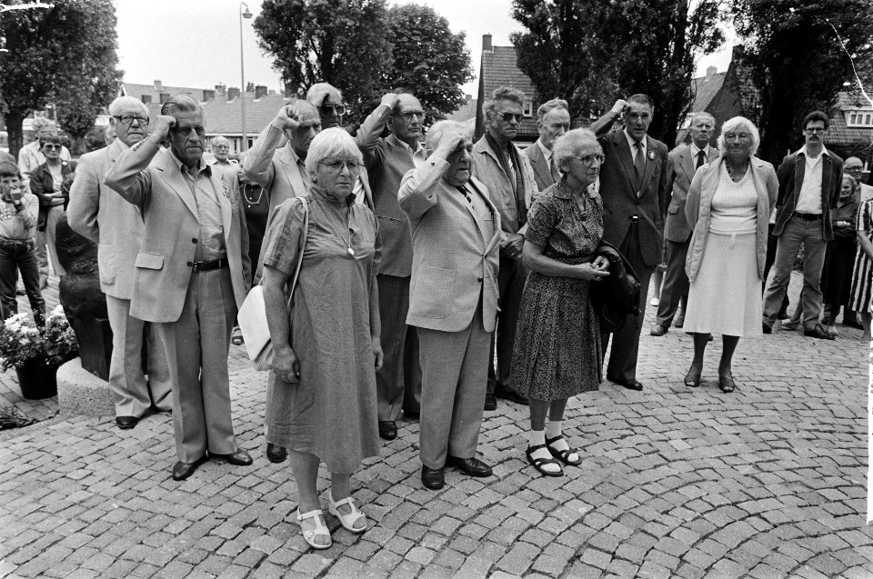 Brengen van de groet van de Internationale Brigades dhr. Piet Laros (2e van lin, Bestanddeelnr 932-6594