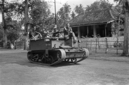 Bren-carrier met bemanning rijdt door een dorp of stad, Bestanddeelnr 406-3-3