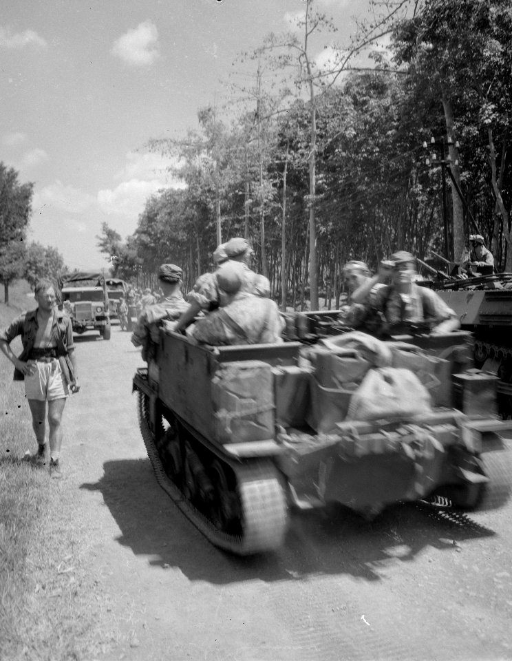 Bren-carrier met bemanning rijdt in tegengestelde richting door een colonne, Bestanddeelnr 11981