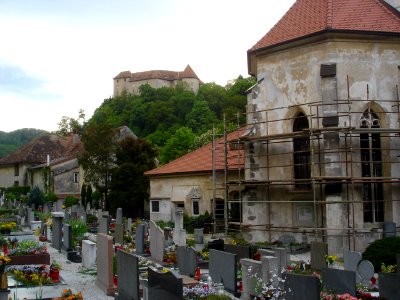 Brestaniški grad iz pokopališča