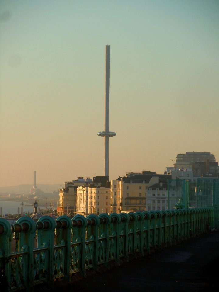 Brighton i360 seen from Marine Parade, Brighton (December 2016)