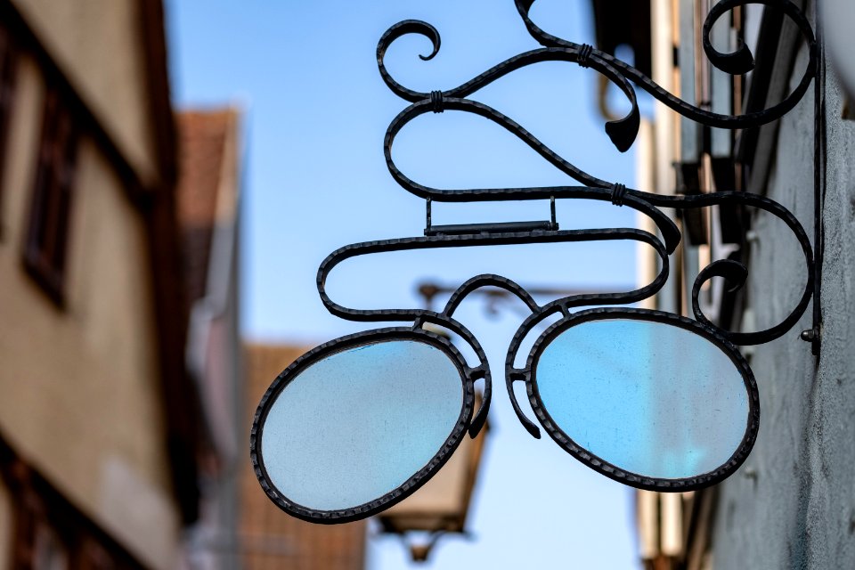 Brille über dem Eingang zu Optik Maisch in Tübingen 2019