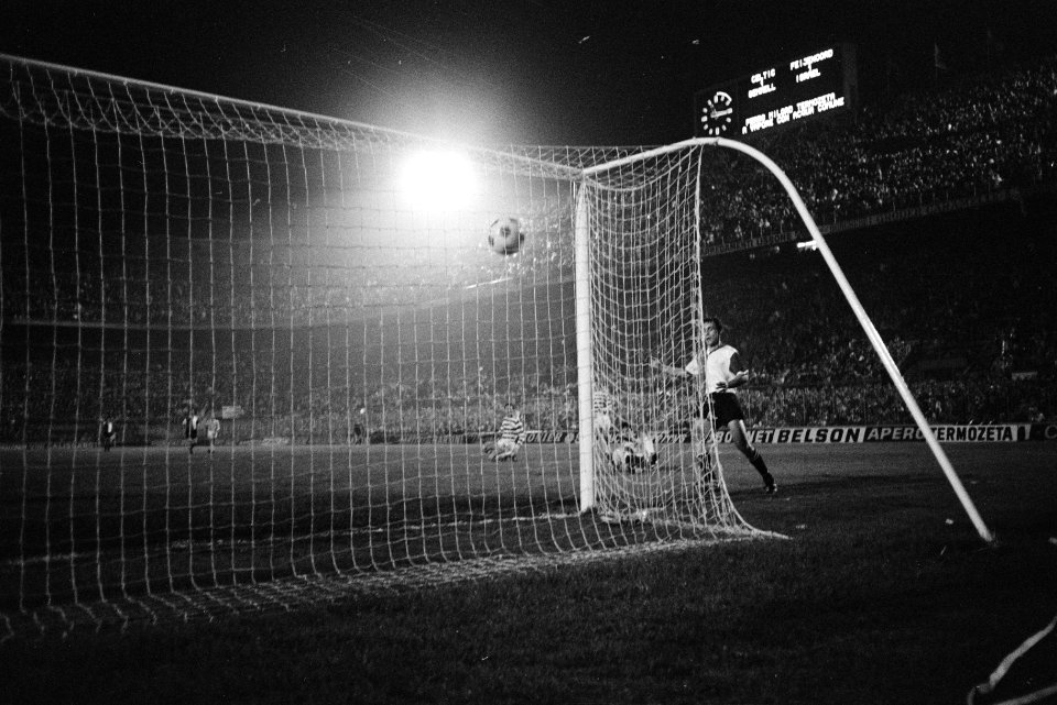 Celtic tegen Feijenoord 1-2 finale Europacup-I in Milaan Kindvall (midden) scoo, Bestanddeelnr 923-5033