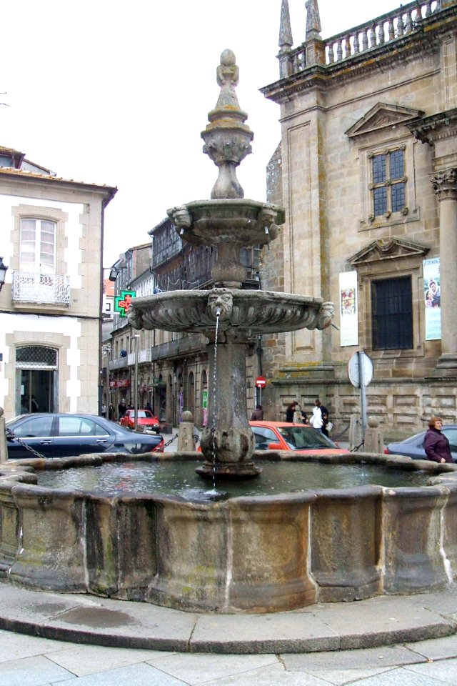 Celanova - Fuente junto al Monasterio de San Salvador