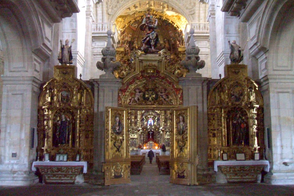 Celanova - Monasterio de San Salvador, interior de la iglesia 03