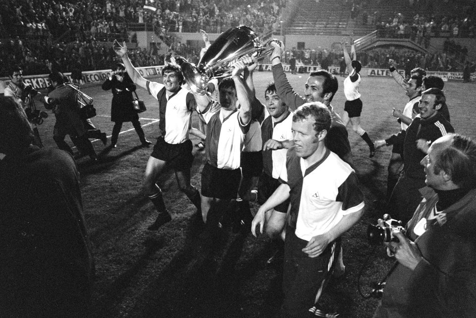 Celtic tegen Feijenoord 1-2 finale Europacup-I in Milaan juichend met Cup v.l.n, Bestanddeelnr 923-5039