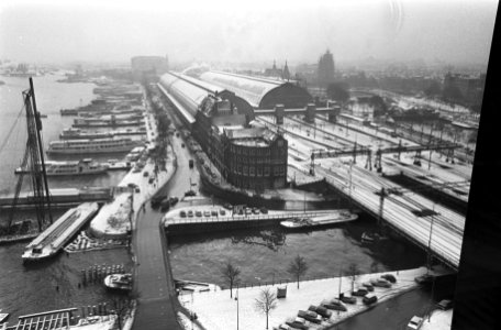 Centraal Station in de sneeuw, gezien vanaf havengebouw, Bestanddeelnr 922-1119