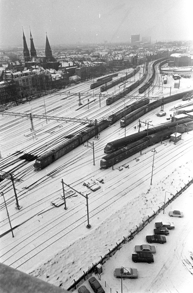 Centraal Station in de sneeuw, gezien vanaf havengebouw, Bestanddeelnr 922-1120