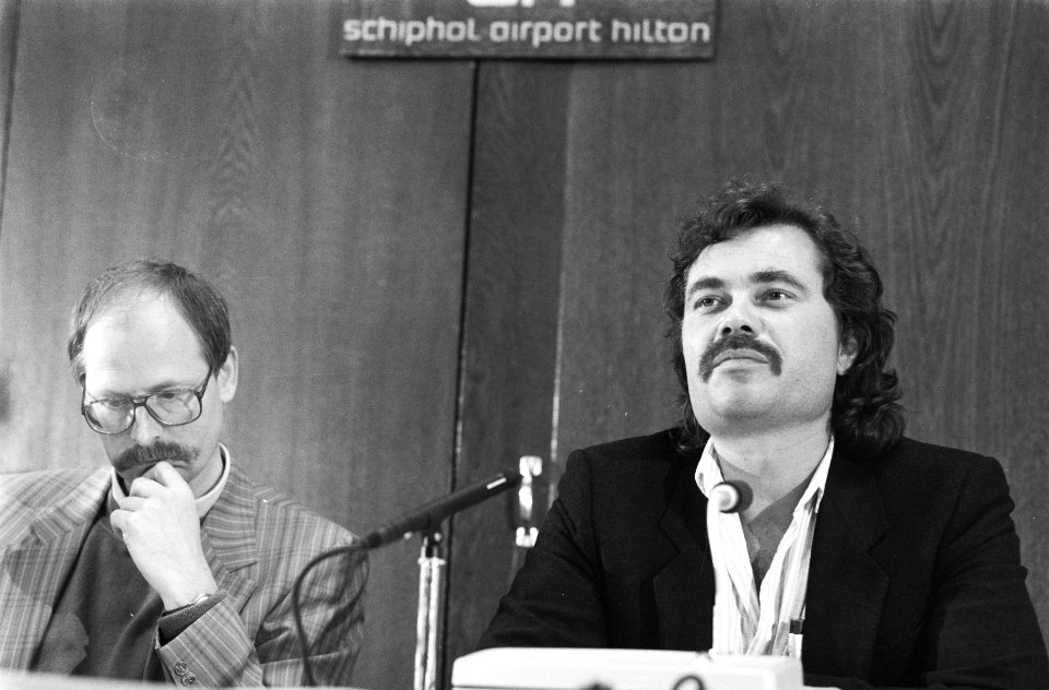 Cees Elenbaas (r) en Leo Schenk tijdens een persconferentie, Bestanddeelnr 934-4279