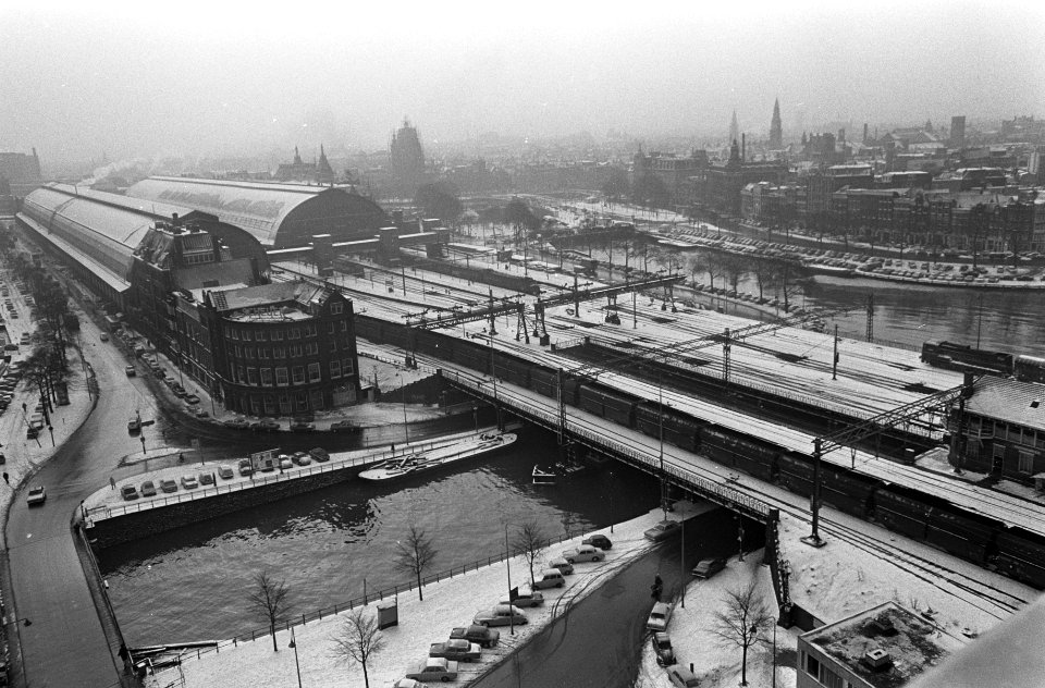 Centraal Station in de sneeuw, gezien vanaf havengebouw, Bestanddeelnr 922-1118