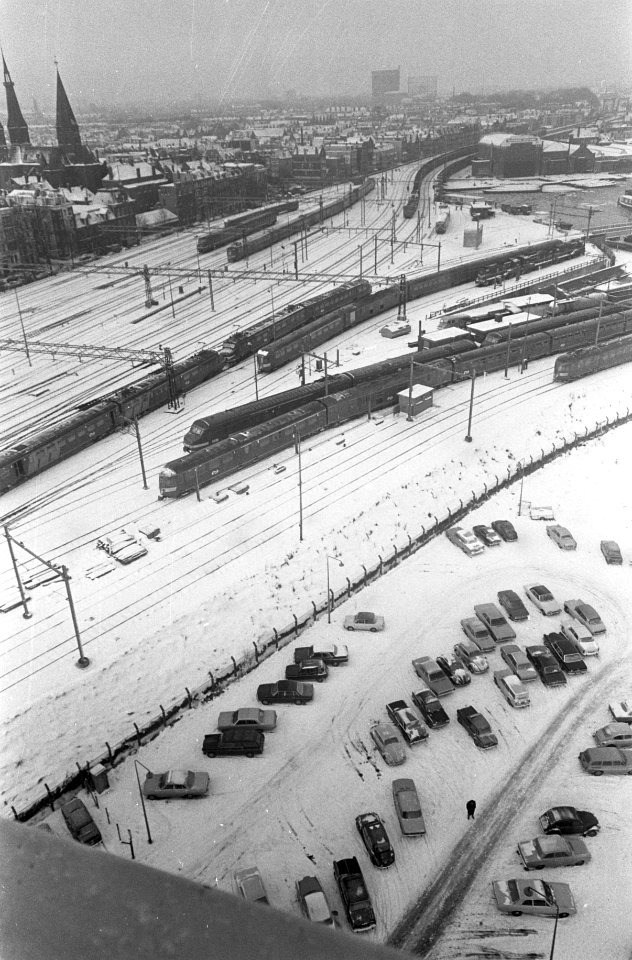 Centraal Station in de sneeuw, gezien vanaf havengebouw, Bestanddeelnr 922-1121