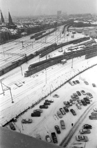 Centraal Station in de sneeuw, gezien vanaf havengebouw, Bestanddeelnr 922-1121