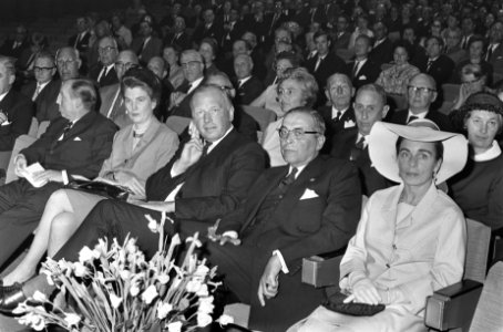 Centraal Lab van Rode Kruis 25 jaar. Jhr. G. Kraaijenhoff , mevrouw Kraaijenhoff, Bestanddeelnr 921-2644