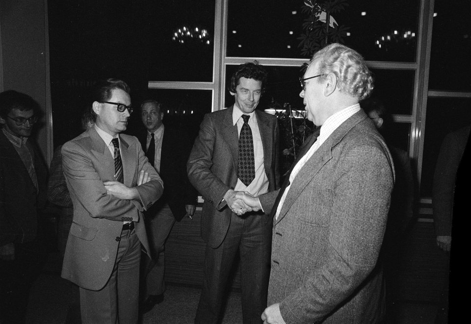 Centraal loonoverleg in SER-gebouw minister Albeda (r) begroet Wim Kok , links , Bestanddeelnr 930-0179