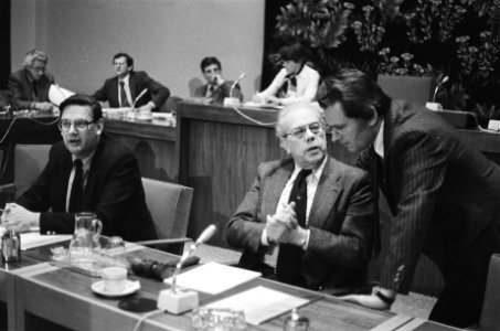 Centraal loonoverleg in SER-gebouw minister Albeda (zittend) in gesprek met sta, Bestanddeelnr 930-0178