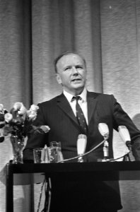 Centraal Lab van Rode Kruis 25 jaar. Nummers 10.11.12. Jhr. G. Kraaijenhoff, Bestanddeelnr 921-2647