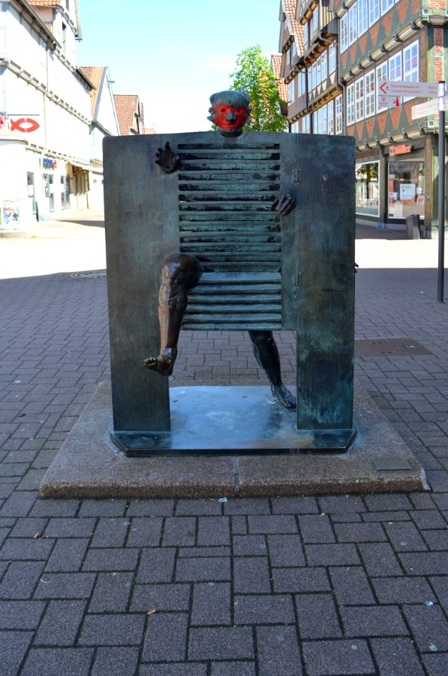 Celle, Stechbahn, Homme passant la porte (Jean Ipoustéguy)